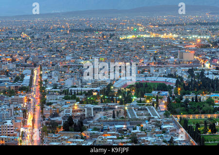 Provinz Fars, Shiraz, Iran - 18. April 2017: Stadtbild, vom oberen Punkt in Abend gesehen. Stockfoto