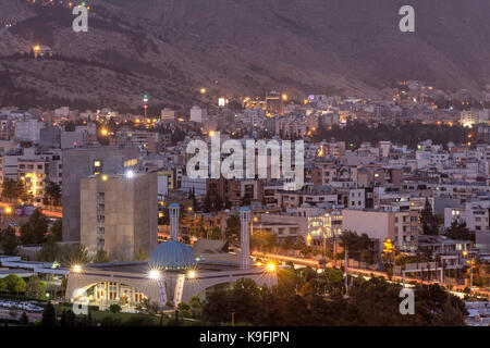 Provinz Fars, Shiraz, Iran - 19. April 2017: Blick von oben auf die Stadt und am Abend Leuchten. Stockfoto