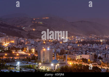 Provinz Fars, Shiraz, Iran - 19. April 2017: Blick von oben auf die Stadt und die abendlichen Lichter. Stockfoto