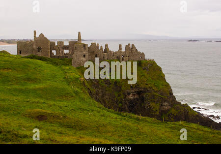 Die historischen Ruinen von Dunluce Castle in der Nähe von Bushmills an der Nordküste von Antrim in Nordirland werden oft als Filmlocation in historischen Dramen verwendet Stockfoto