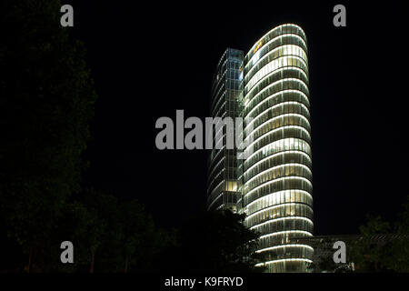 Nacht Blick auf einem modernen Wolkenkratzer in Düsseldorf. Stockfoto