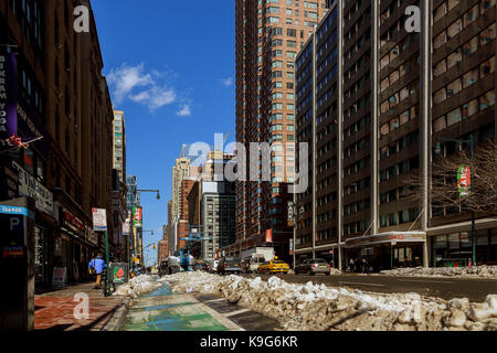 NEW YORK CITY - 27. Februar 2017: NEW YORK CITY - 27. Februar 2017: Manche Stadt in New York City nach dem Schneesturm, der Winter kommt durch Schnee, in New Yo Stockfoto