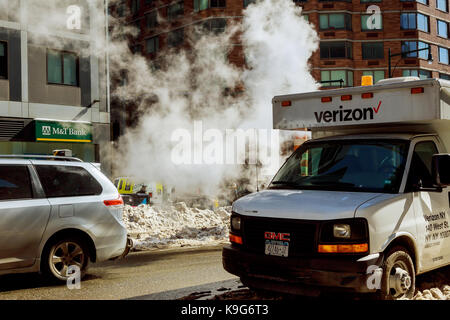 NEW YORK CITY - 27. Februar 2017: ein Gebäude super löscht den Bürgersteig in der Broooklyn, New York Stockfoto