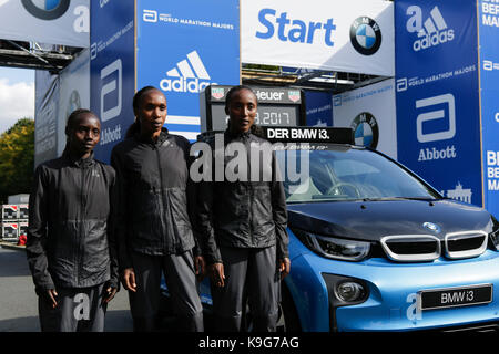 Berlin, Deutschland. 22 Sep, 2017. Valary Aiyabei aus Kenia, Gladys Cherono aus Kenia und Amane Beriso aus Äthiopien für die Kameras an den Start stellen. Die führenden männlichen und weiblichen Läufern zum 44. BMW Berlin Marathon sowie zwei Guinness Welten Datensätze Kandidaten für die Kameras am Start des Marathons. Quelle: Michael Debets/Pacific Press/Alamy leben Nachrichten Stockfoto