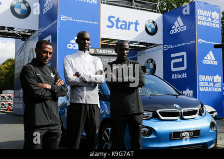 Berlin, Deutschland. 22 Sep, 2017. Kenenisa Bekele aus Äthiopien, Eliud Kipchoge aus Kenia und Wilson Kipsang aus Kenia für die Kameras an den Start stellen. Die führenden männlichen und weiblichen Läufern zum 44. BMW Berlin Marathon sowie zwei Guinness Welten Datensätze Kandidaten für die Kameras am Start des Marathons. Quelle: Michael Debets/Pacific Press/Alamy leben Nachrichten Stockfoto