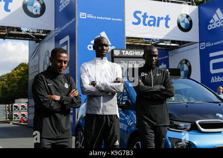 Berlin, Deutschland. 22 Sep, 2017. Kenenisa Bekele aus Äthiopien, Eliud Kipchoge aus Kenia und Wilson Kipsang aus Kenia für die Kameras an den Start stellen. Die führenden männlichen und weiblichen Läufern zum 44. BMW Berlin Marathon sowie zwei Guinness Welten Datensätze Kandidaten für die Kameras am Start des Marathons. Quelle: Michael Debets/Pacific Press/Alamy leben Nachrichten Stockfoto