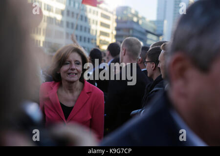 Berlin, Deutschland. 22 Sep, 2017. Malu Dreyer, der Ministerpräsident von Rheinland-Pfalz, kommt an der Rallye. Die Kandidaten für den deutschen Kanzlerkandidaten der SPD (Sozialdemokratische Partei Deutschlands) war der Hauptredner auf einer großen Kundgebung im Zentrum von Berlin, zwei Tage vor der deutschen Bundestagswahl. Quelle: Michael Debets/Pacific Press/Alamy leben Nachrichten Stockfoto