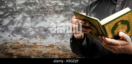 Koran in der Hand - Heilige Buch der Muslime (öffentlichen Element aller Muslime) Stockfoto