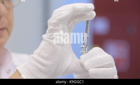 Wissenschaftler überprüft der Medikation. Arzt hält die Heilung. Medikamente prüfen. Wissenschaftler prüfen mit Florenz bo-ling Kolben mit flachem Boden, Ernst Arzt studieren chemische Element auf Tester. Wissenschaftler Forschung Impfstoff Produkt bei Science Lab. pharmazeutische Forschung im Labor. Wissenschaft und Medizin Stockfoto