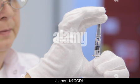 Wissenschaftler überprüft der Medikation. Arzt hält die Heilung. Medikamente prüfen. Wissenschaftler prüfen mit Florenz bo-ling Kolben mit flachem Boden, Ernst Arzt studieren chemische Element auf Tester. Wissenschaftler Forschung Impfstoff Produkt bei Science Lab. pharmazeutische Forschung im Labor. Wissenschaft und Medizin Stockfoto