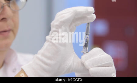 Wissenschaftler überprüft der Medikation. Arzt hält die Heilung. Medikamente prüfen. Wissenschaftler prüfen mit Florenz bo-ling Kolben mit flachem Boden, Ernst Arzt studieren chemische Element auf Tester. Wissenschaftler Forschung Impfstoff Produkt bei Science Lab. pharmazeutische Forschung im Labor. Wissenschaft und Medizin Stockfoto