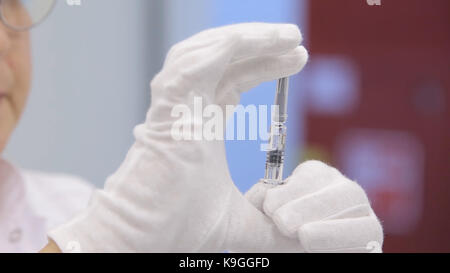 Wissenschaftler überprüft der Medikation. Arzt hält die Heilung. Medikamente prüfen. Wissenschaftler prüfen mit Florenz bo-ling Kolben mit flachem Boden, Ernst Arzt studieren chemische Element auf Tester. Wissenschaftler Forschung Impfstoff Produkt bei Science Lab. pharmazeutische Forschung im Labor. Wissenschaft und Medizin Stockfoto