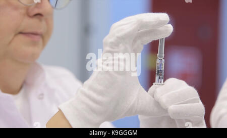 Wissenschaftler überprüft der Medikation. Arzt hält die Heilung. Medikamente prüfen. Wissenschaftler prüfen mit Florenz bo-ling Kolben mit flachem Boden, Ernst Arzt studieren chemische Element auf Tester. Wissenschaftler Forschung Impfstoff Produkt bei Science Lab. pharmazeutische Forschung im Labor. Wissenschaft und Medizin Stockfoto