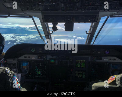 Piloten an Bord eines HC-144 Ocean Sentry Flugzeug von Coast Guard Air Station Miami Verhalten einen Flug bei einem Hurrikan Maria Bewertung der Schäden Stockfoto