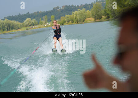 Eine junge Frau Wasserski auf einem See Stockfoto