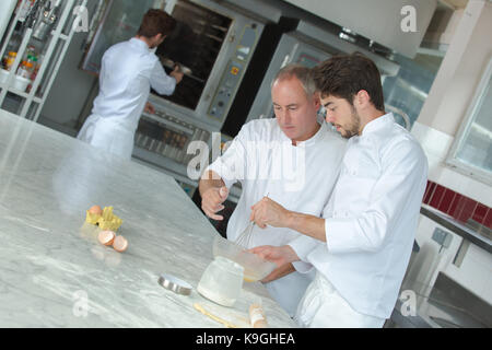 Lehrer, die Unterstützung von Studierenden, die Ausbildung in der Gastronomie arbeiten Stockfoto