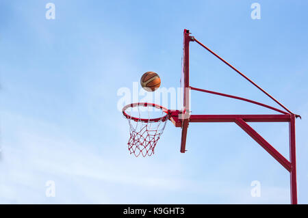 Alte Basketballkorb, street Basketball Sport werfen den Ball in den Korb Stockfoto