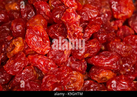 Close up of dried raspberries. Red raisins in the background. Stockfoto