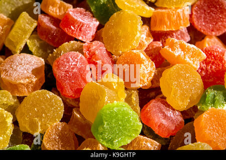 Bunter Mix Grütze Bonbon. Kandierte Früchte im Hintergrund. Textur von farbigen Marmelade. Orange Grün Rot candy Zucker Stockfoto