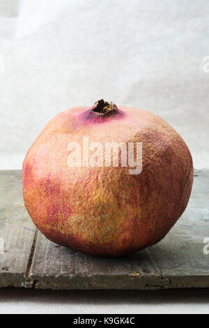 Ganzer Granatapfel (Punica granatum) Stockfoto