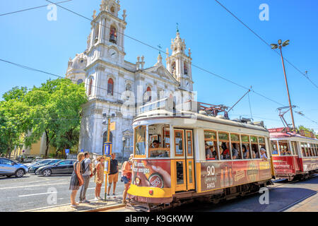 Estrela Basilica und Tram 28. Stockfoto