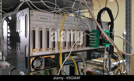 Netzwerk-Panel, Schalter und Kabel im Data center Stockfoto