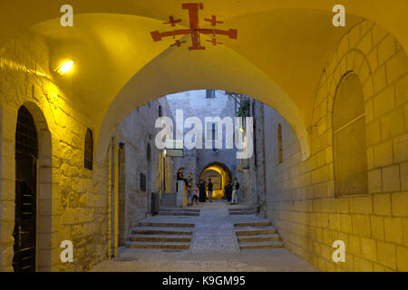 Das Jerusalem-Kreuz oder Kreuzritterkreuz mit vier gleichen Armen Und vier kleine Kreuze in jeder Ecke sind eingemalt Eine Bogenpassage in der St. Francis Street beim Christian Viertel in der Altstadt Ost-Jerusalem Israel Stockfoto