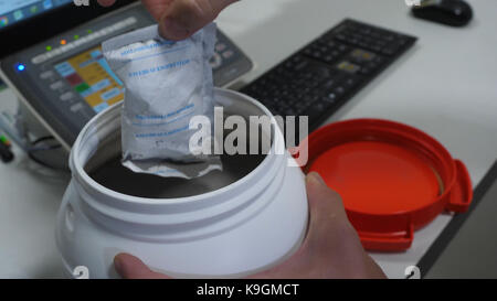 Chemischen Wissenschaftler öffnen weiß unbeschriftete Kunststofftank Kanister mit Chemikalien am Labortisch Stockfoto