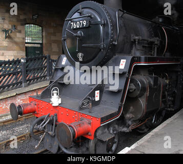 Nahaufnahme der vorderen eines alten Britischen Dampflokomotive stationär auf einer Plattform Stockfoto