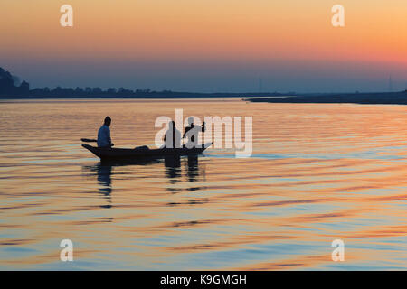 Boot bei Sonnenuntergang auf dem Fluss Brahmaputra, Assam, Indien Stockfoto