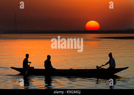 Boot bei Sonnenuntergang auf dem Fluss Brahmaputra, Assam, Indien Stockfoto