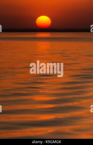 Brahmaputra River bei Sonnenuntergang, Assam, Indien Stockfoto