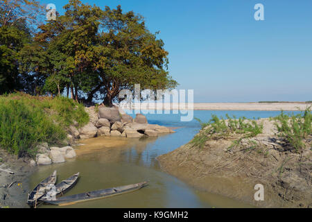 Boote auf dem Fluss Brahmaputra, Assam, Indien Stockfoto