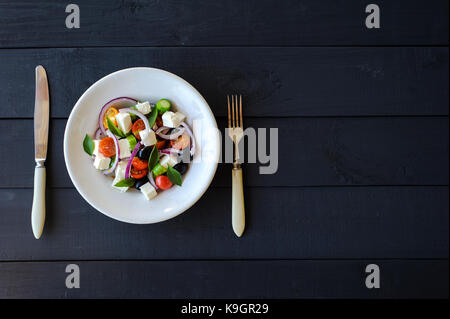 Frisches und Gesundes Gemüse mediterraner Salat mit Feta Käse, Gurke, Tomate, Oliven und roten Zwiebeln Zwiebeln. Zutaten und Frische hausgemachte g Stockfoto