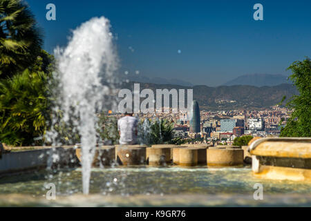 Blick auf die Stadt Barcelona von den Gärten des Mirador del Alcalde, Barcelona, Spanien 2017. Stockfoto