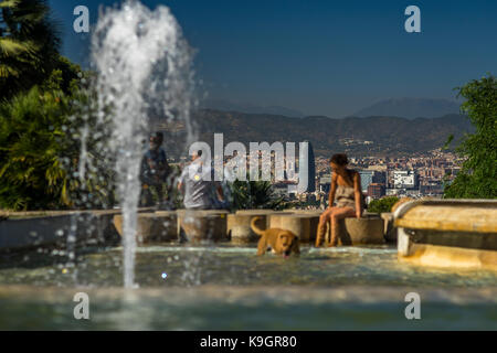 Blick auf die Stadt Barcelona von den Gärten des Mirador del Alcalde, Barcelona, Spanien 2017. Stockfoto