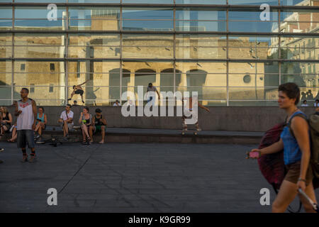 Menschen entspannen, spazieren gehen und Skateboarden in Plaça dels Ängels, Barcelona, Spanien 2017. Stockfoto