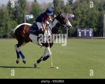 Tseleevo, Moskau, Russland - 26. Juli 2014: Unbekannter Spieler der britischen Schulen mit Hammer im Match gegen Moskau Polo Club bei der B Stockfoto