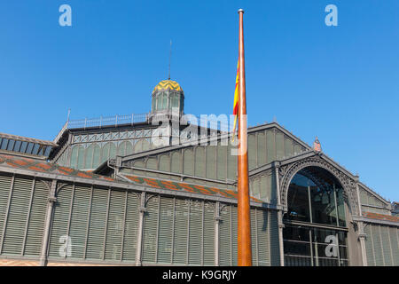 Die Fassade der geboren und Flagge von Katalonien. Es ist ein Beispiel für Eisen Architektur, eine Bewegung innerhalb der Moderne. Born. Barcelona, Stockfoto