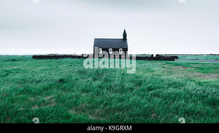 Schwarze hölzerne Kirche Budakirkja Stockfoto