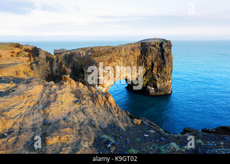 Einzigartige basalt Bogen auf Dyrholaey Stockfoto