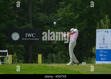 Tseleevo, Moskauer Gebiet, Russland - Juli 24, 2014: Unbekannter Golfspieler auf dem Golfkurs in der Tseleevo Golf & Polo Club während der M2M-russischen Öffnen. Stockfoto