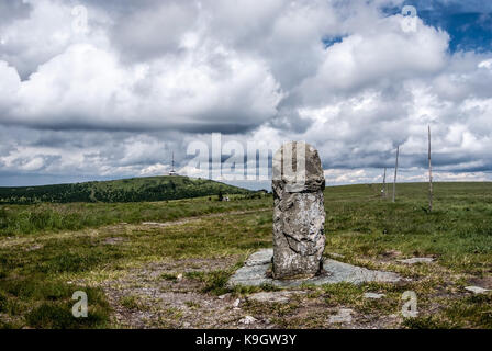 Vysoka loch Hügel mit alten Sandstein Grenze Stein, petrovy kameny Felsformation und praded Hügel mit Kommunikation Turm im Gesenke in Czec Stockfoto