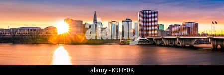 Hartford Skyline und Gründer Bridge bei Sonnenuntergang. Hartford ist die Hauptstadt von Connecticut. Stockfoto