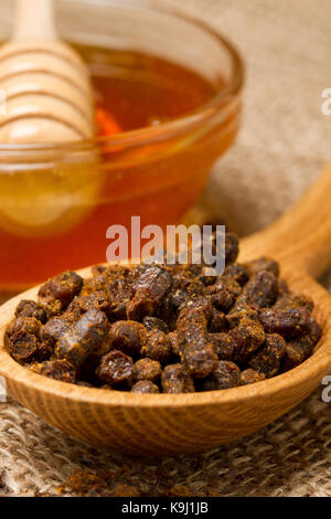 Pollen auf einem Löffel aus Holz und frischen Honig Stockfoto