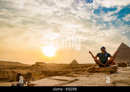 Meditation in der Nähe der Pyramiden in Kairo, Ägypten Stockfoto