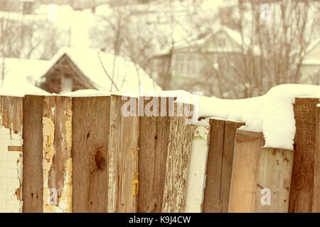 Schnee Haus im Winter Dreamland in der Morgendämmerung im Wald alte Wetter und viel Schnee auf dem Dach Stockfoto