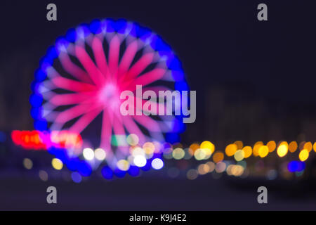 Defokussierten Riesenrad mit bunten Lichtern, Blur abstrakt Hintergrund bereit für Ihr Design Stockfoto