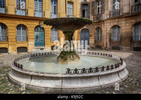 Schöne alte Brunnen auf dem Platz Albertas in Aix-en-Provence, Frankreich Stockfoto