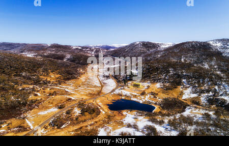 Erhöhte Blick über Diggers Creek und Sponars Chalet auf Kosciuszko Road von Perisher Valley in der Mitte des Australischen Snowy Mountains. Stockfoto